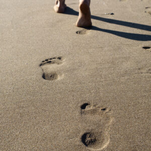 pasos andando en la playa