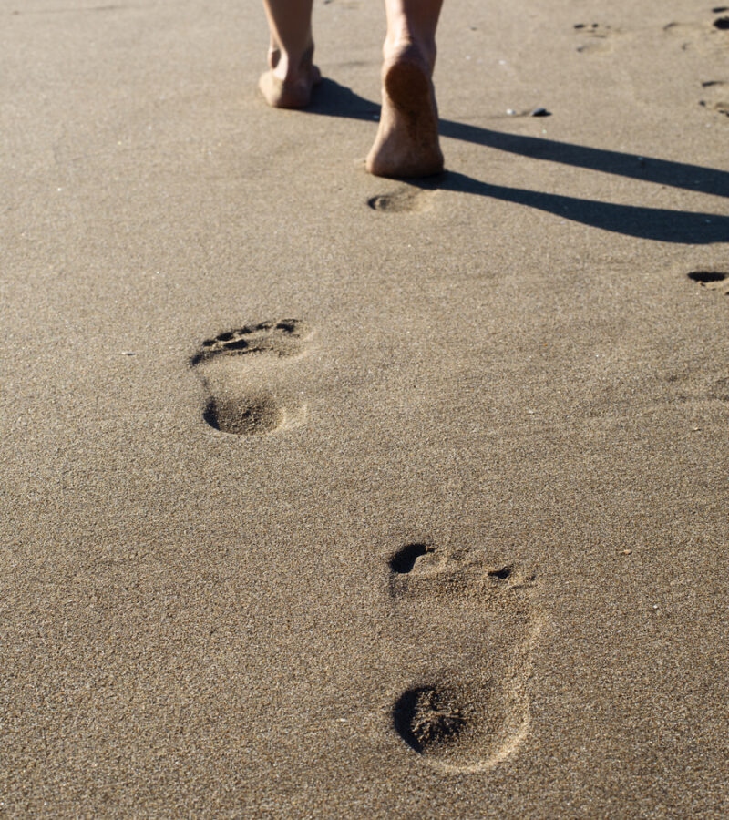 Podología pasos andando en la playa
